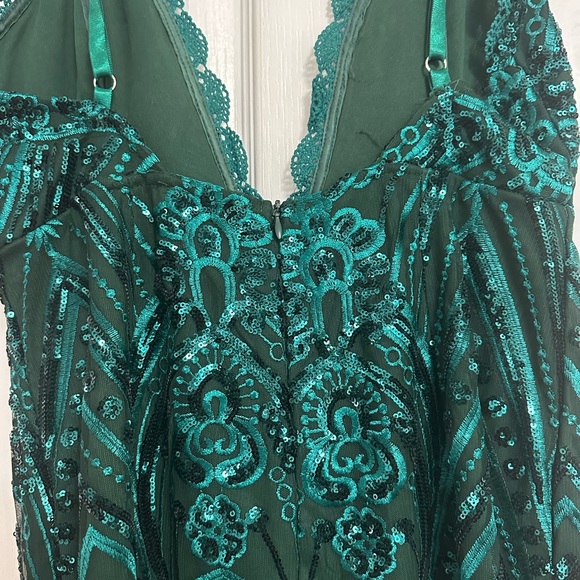 Plunging green sequin dress. - Picture 6 of 7